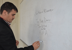 Öldüğünü derste öğrencilerinden öğrendi
