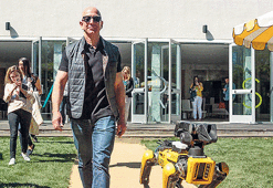 Dünyanın en zengini robot köpeği gezdirdi