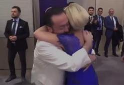 Adnan Oktar ünlü şarkıcıya sımsıkı sarıldı!