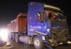 Kırmızı ışıkta geçen otomobili TIR biçti!