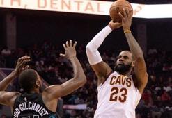 LeBron James Michael Jordan'ın 866 maçlık rekorunu yakaladı