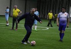 Maliye Bakanı Ağbal, halı saha maçında forma giydi