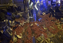 Sultanbeyli'de domates yüklü tır devrildi: 1 yaralı