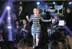 Sahnede üç saat
