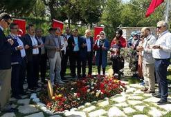 Bakan yardımcıları Afrin şehidinin kabrini ziyaret etti