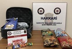 Havalimanında ele geçirildi! Yolcu valizinde 8,5 kilo...