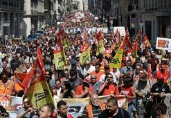 Fransa'da onbinlerce kişi sokaklara döküldü