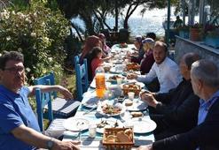 Çalışmak istemedikleri memurun ardından kurban kestiler