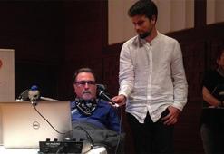 Dünyada bir ilki geçekleştirdi: Gözleriyle çaldı