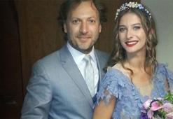 Alyansını çıkardı!