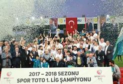 Rizespor, şampiyonluk kupasını aldı