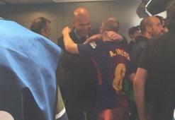 Efsaneler bir arada! Zidane Iniesta'yı böyle uğurladı