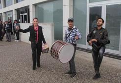 Boşanma davasını adliye önünde davul dümbelek ile kutladı