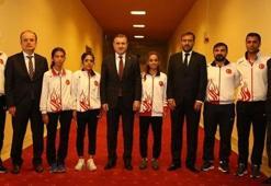 Bakan Bak dünya üçüncüsü atletleri kabul etti