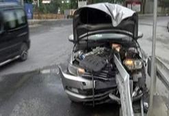 Otomobil bariyerlere ok gibi saplandı