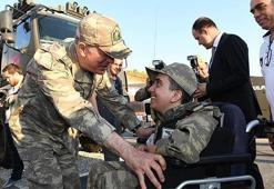Orgeneral Akar'dan engelli gence yakın ilgi
