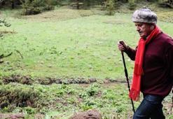 Yağmur altında 10 km yürüdü