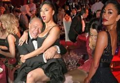 Ünlü şarkıcı iş adamının kucağına oturdu!