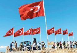 9 şehit verilen tepeye 9 Türk bayrağı dikildi