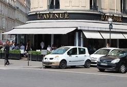 Paris’in ünlü restoranında skandal: Başörtülü olacağına...