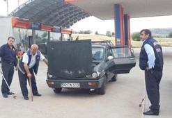 Hareket halindeki otomobilde yılan paniği