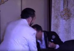 Adnan Oktar ünlü türkücüye elini öptürmedi