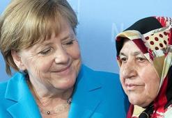 Almanya'daki Solingen faciasının 25. yılında Merkel o Türk'le buluştu