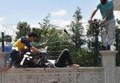 Korkunç! Duvarda asılı kaldı
