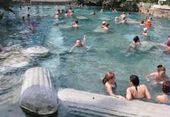 Pamukkale'de antik havuzda duvar çöktü