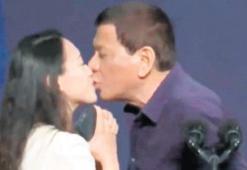 Duterte’ye öpücük tepkisi