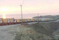 120 kamyon karadan 2 gemi denizden durmadan çalışıyor