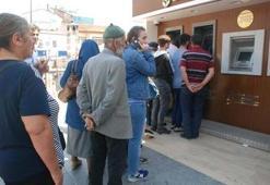 Emekliler bayram ikramiyesi için ATM'lere koştu!