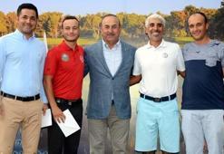 Bakan Çavuşoğlu Ramazan Bayramı Golf Turnuvasında ödül verdi