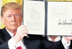 Trump kameraların karşısına geçti, imzayı attı