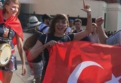 Rus şarkıcı, Türk bayrağı ve darbukayla Moskova sokaklarını gezdi
