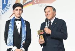 Diploma töreninde Eczacıbaşı sürprizi