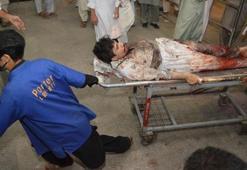 Pakistan'da milletvekiline bombalı saldırı