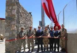 Hakkari'de dev Türk bayrağı göndere çekildi