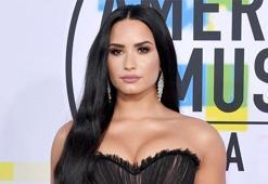 Ünlü şarkıcı Demi Lovato hastaneye kaldırıldı