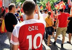Almanya'da "Ben Özil’im" gösterisi