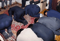 Onu gördükleri anda yere kapaklandılar!