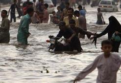 Pakistan'da muson yağmurları 40 günde 60 can aldı