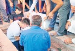 Oğlunu öperek kabre koydu