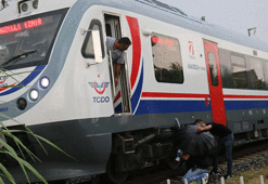 Tren otomobile çarpınca yolcular dehşeti yaşadı