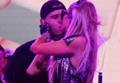 Paris Hilton KKTC'deki partide aşka geldi!