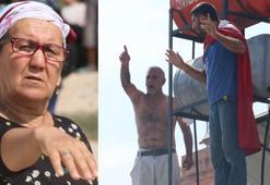 Evlerinin yıkımını engellemek için çatıya çıkıp, tüfekle ateş açtılar