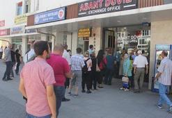 Çok sayıda kişi, döviz bozdurmak için bürolara akın etti