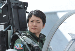 Japonya'da ilk kez bir kadın savaş uçağı pilotu oldu