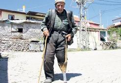 85 yıldır kendi yaptığı tahta  bacakla yürüyor