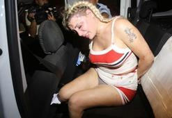 Travesti dehşeti! Yardım eden polise saldırdı